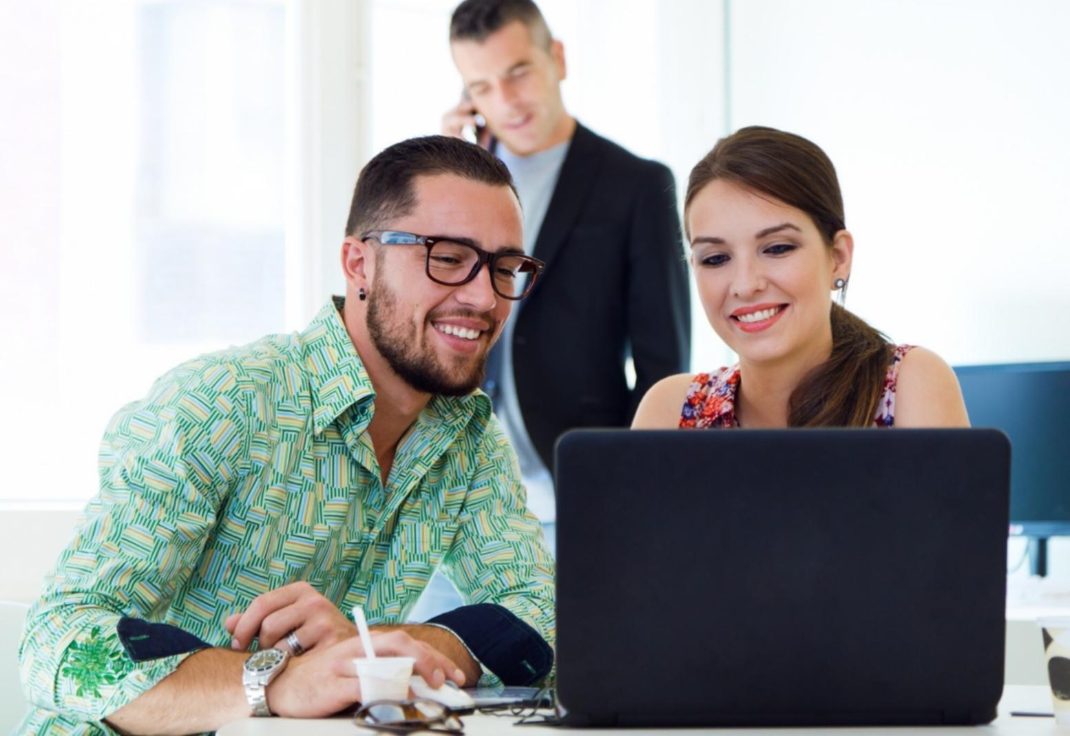 Session de formation en analyse financière avec participants et formateur
